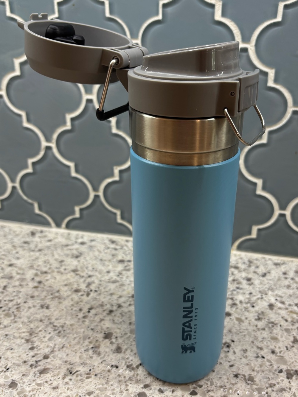 Stanley Quick Flip GO 24 oz Stainless Steel Water Bottle Pool Blue Leakproof - Picture 3 of 6
